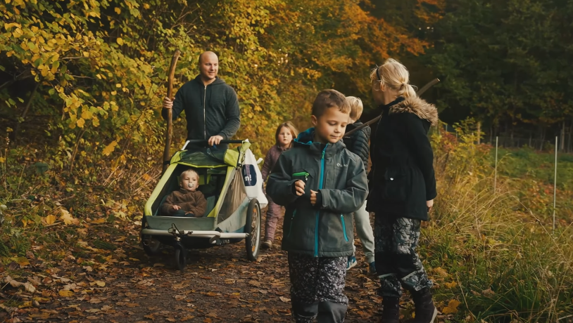 Familie på tur i skoven