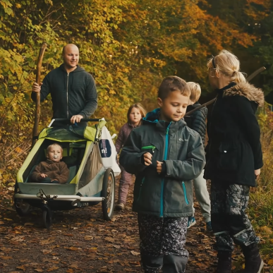 Familie på tur i skoven